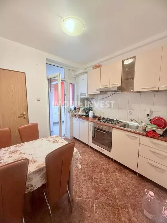 Apartament 3 camere de închiriat, etaj 1, mobilat și utilat complet — fotografia 2