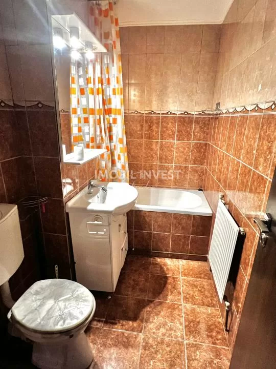 Garsonieră de închiriat,etaj 2, bucătărie separată,debara, zona Cetate — fotografia 3