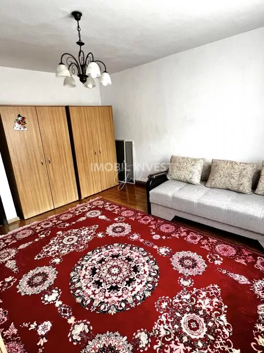 Garsonieră de închiriat,etaj 2, bucătărie separată,debara, zona Cetate — fotografia 1