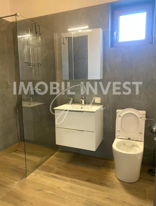 Apartament 2 camere de închiriat, etaj 1, bloc nou, parcare — fotografia 3