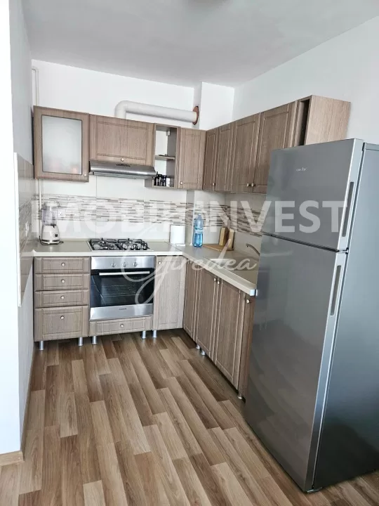 Apartament 2 camere, mobilat-utilat, Centru, bloc cu lift, parcare — fotografia 3