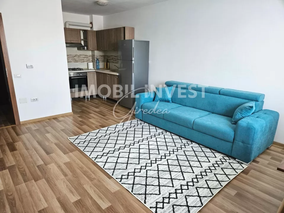 Apartament 2 camere, mobilat-utilat, Centru, bloc cu lift, parcare — fotografia 1