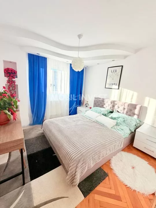 Apartament 3 camere de închiriat – Cetate – 67 mp, parcare, /lună — fotografia 1
